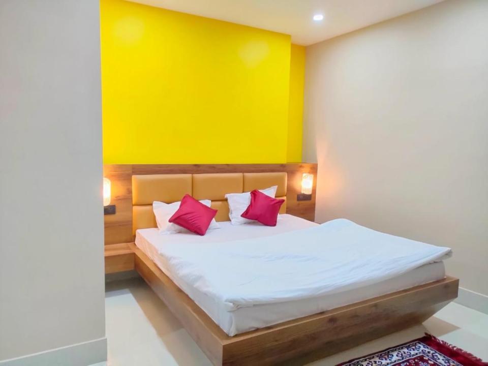 Hotel Vaishnavi Near Baba Dham Temple Деогар Екстер'єр фото