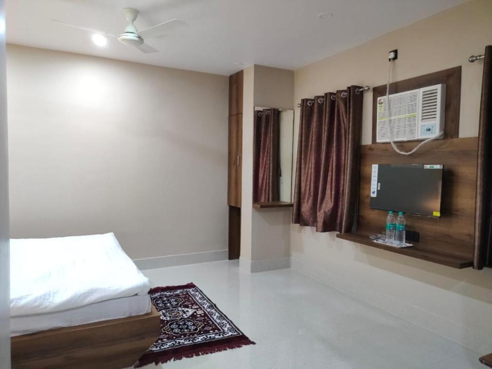 Hotel Vaishnavi Near Baba Dham Temple Деогар Екстер'єр фото