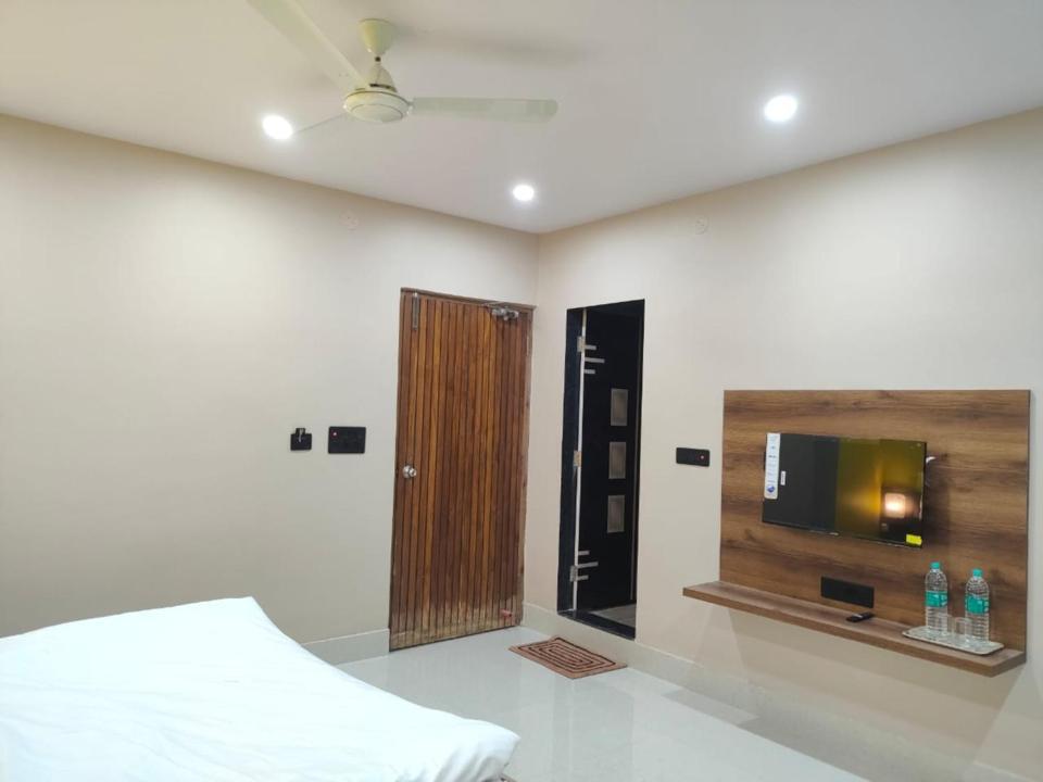 Hotel Vaishnavi Near Baba Dham Temple Деогар Екстер'єр фото